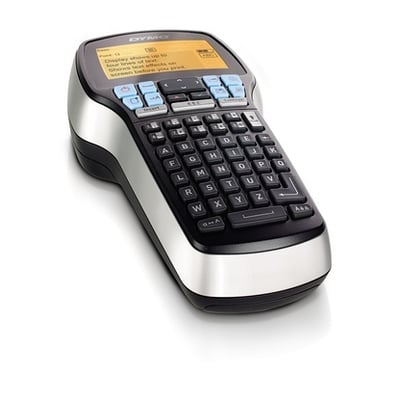 Dymo LabelManager 420P etiketmaskine i sort og sølv med tastatur og bagbelyst display.