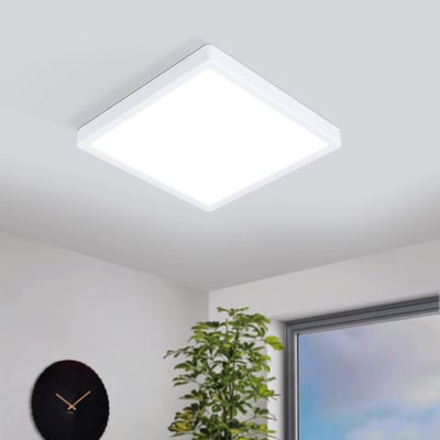 Eglo Fueva-Z hvid firkantet loftlampe monteret i loftet, oplyst og omgivet af væg og vindue.