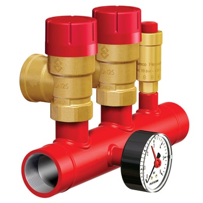 Flamco samlesæt til varmesystemer, 1 1/4" og 2,5 bar, med manometer, udluftning og sikkerhedsventiler i rød og messing. Klar til montering.