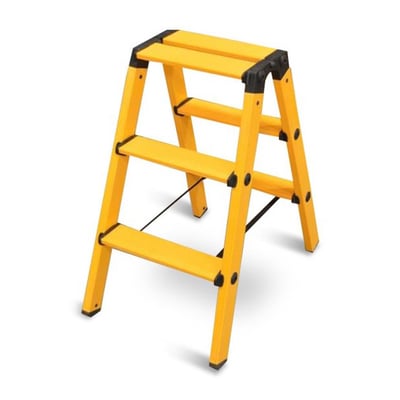 Detaljebillede af Silkeborg Stigefabrik wienertrappe i glasfiber med 3 trin og brede skridsikre trædeflader, gul med sorte beslag.
