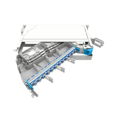 CommScope 1U 19" fiberskuffe MFPS i grå med 96 LC/UPC porte, vist med udtrækkelige bakker og kabelføring.