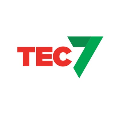 Tec7 logo med rød tekst og grøn vinkel på hvid baggrund.
