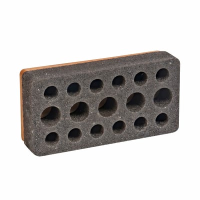 Håndslibesten på 10 x 20 cm med korn 16, fremstillet af sort skummateriale med mange runde fordybninger.