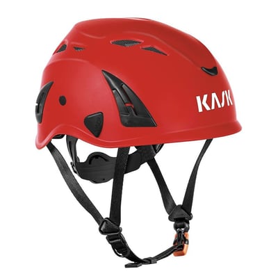 Detaljeret billede af Kask Plasma AQ sikkerhedshjelm i rød, viser ventilationsgitre og justeringshjul bagpå.