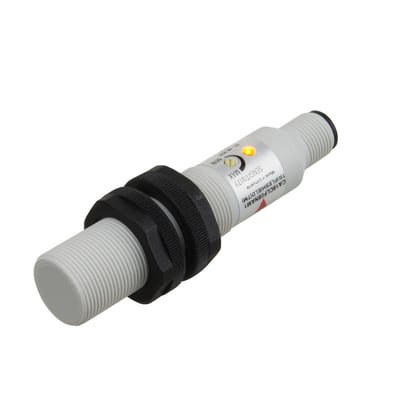 Carlo Gavazzi kapacitiv M18-aftaster med hvid gevindskåret krop, sorte monteringsmøtrikker og gul indikatorlampe.
