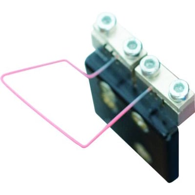 Detaljeret billede af Klemfix til Profix 200 systemet med en pink ledning viklet omkring.