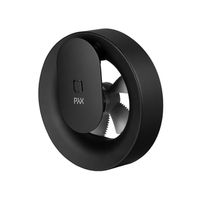 Frontalt billede af den sorte Pax Calima ventilator med synligt Pax logo og vinger.