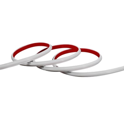 Tættere kig på den hvide LEDlife slim COB LED strip med rød klæbende bagside, klar til montering.