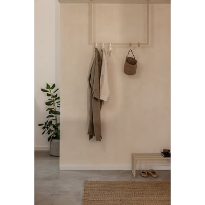 Metallbude Rubi lofthængt tøjstativ i firkantet design, 80x80 cm, i mat beige metal med tøj og kurv.