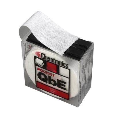 Chemtronics p-QbE Pocket Fiber Optic Cleaning Platform med en udrullet hvid fiberklud over en gennemsigtig dispenser med 200 wipes.