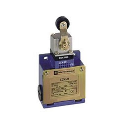Sidevisning af Schneider Electric XCK-M endestop i metal, viser label med tekniske specifikationer og drejehoved med rulle.