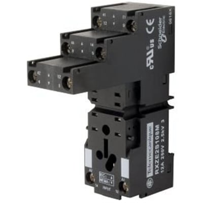 Schneider Electric relæsokkel RXZE2S108M til RXM relæer med mærkninger og CE-godkendelse, monteret på DIN-skinne.