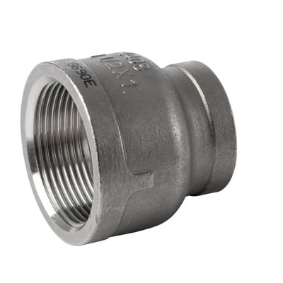 Reduktionsmuffe i rustfrit stål AISI 316 med BSPP gevind, 3/4" og 1/4". Fremhæver den præcise gevind og den robuste konstruktion.