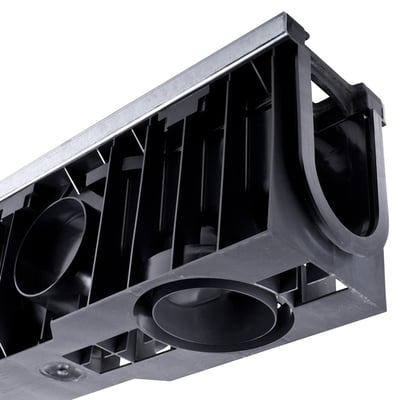 Mufle VIP 100 afvandingsrende på 1000mm med galvaniseret rist, vist i closeup, med indløbsrør på undersiden.