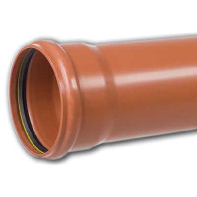 Kaczmarek PP-kloakrør i orange med muffe, 400 mm i diameter og 6000 mm langt, set skråt ind mod muffens åbning.
