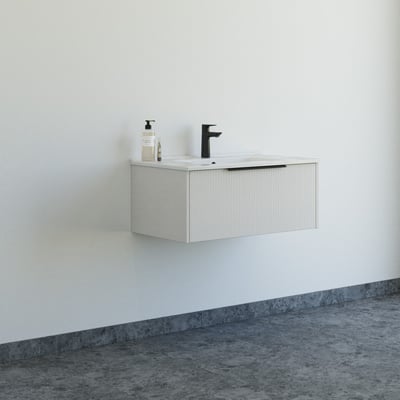 Dansani Mido+ Classic møbelpakke i sand mat med stribet front, montering på væg med Amber vask og sort armatur.