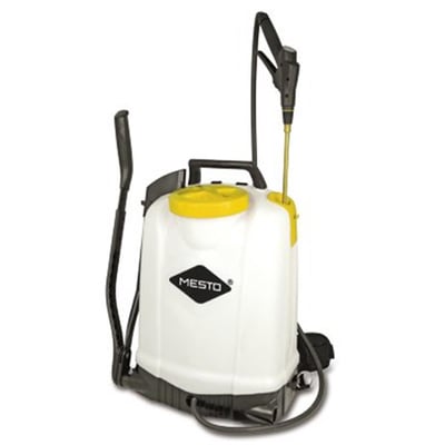 Hvid 12 liters rygsprøjte fra MESTO med gult låg og messingdyse, egnet til ukrudtsbekæmpelse.