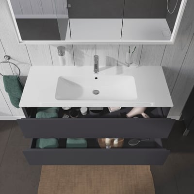 Duravit F. ME underskab med åbne skuffer, viser vask, armatur og organiseret opbevaring med bl.a. hårtørrer.