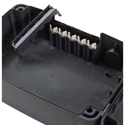 Nærbillede af Safety Box Maxi interiør med kabelholdere og fastgørelsesmekanisme i sort plast.