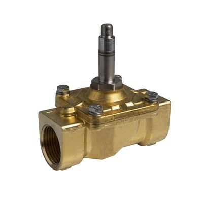 Messing magnetventil 2/2 NC, tvangs servo styret med G1 1/2" tilslutning og stort flow på 280 l/min, isoleret på hvid baggrund.