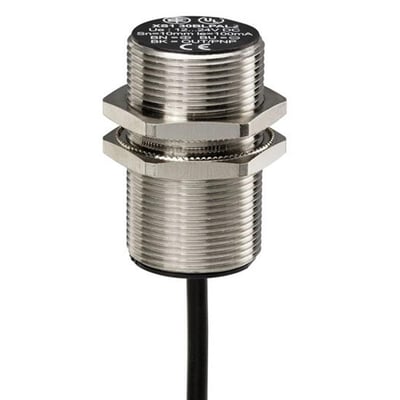 Schneider Electric XS1 induktiv sensor, model XS130BLPAL2, med sølvfarvet M30-gevindhus, sekskantmøtrikker og sort kabel.
