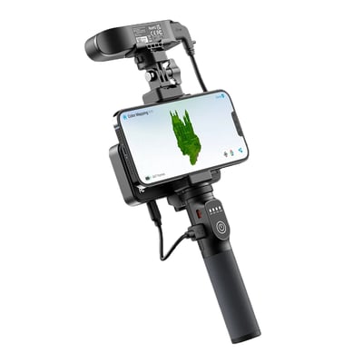 CR-SCAN Ferret Pro 3D scanner med smartphone vist i brug, der viser 3D-model af bygning på skærmen.