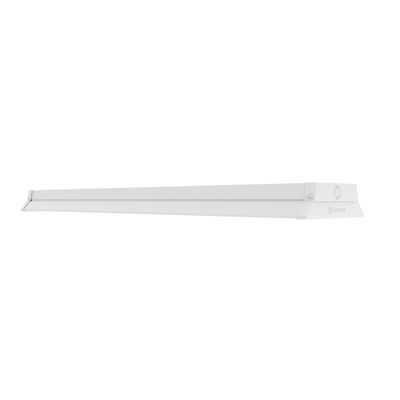 Hvidt Ledvance Linear Surface Combo-påbygningsarmatur, 1200 mm og 32 W, set skråt forfra med lang lysflade.