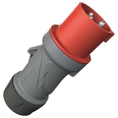 Mennekes PowerTOP Xtra R CEE-stikprop med rødt stik og gråt, ergonomisk gummieret hus, set skråt forfra.