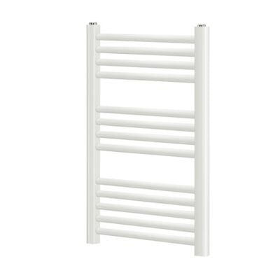 Hvid Norm håndklæderadiator med lige rør, 700x500 mm og 450 mm centerafstand, fremstillet af pulverlakeret stål.
