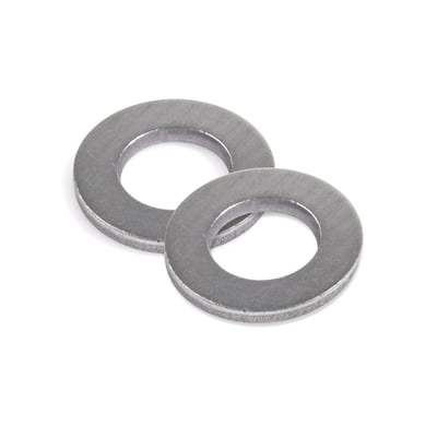 To M6 skiver i forzinket stål (FZB) med dimensionerne 6,4 x 12 x 1,6 mm, præsenteret på en hvid baggrund.