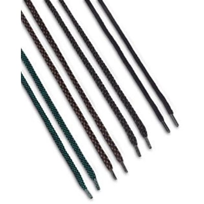 Flere sorte snørebånd af varierende mønster og nuance, lagt ud på en række med hvid baggrund, med fokus på detaljer.