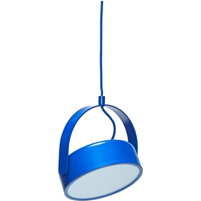 Hübsch Stage blå loftlampe i metal, set skråt nedefra med den runde lysflade og buede ophæng synlige.
