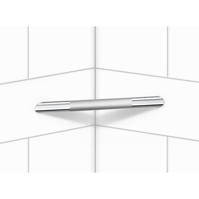 Smedbo Living hjørnefodstøtte i krom monteret i et badeværelseshjørne med hvide fliser.