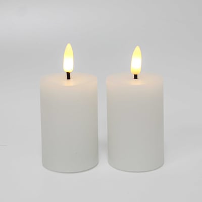 To LEDlife hvide bloklys med lysende flammeeffekt isoleret på en ren, hvid baggrund.