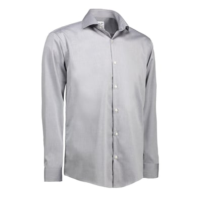 Detaljebillede af Seven Seas skjorte i sølvgrå twill, der viser knapperne og kravedesignet.