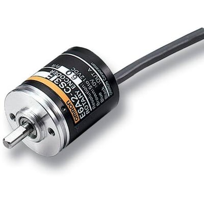 Omron E6A2-CW5C-100 inkrementel encoder med 100 ppr og 0,5m kabel. Synligt på en hvid baggrund.