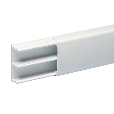 Schneider Electric OptiLine minikanal i hvid PVC med to rum, 18 x 45 mm, vist med åbent tværsnit.