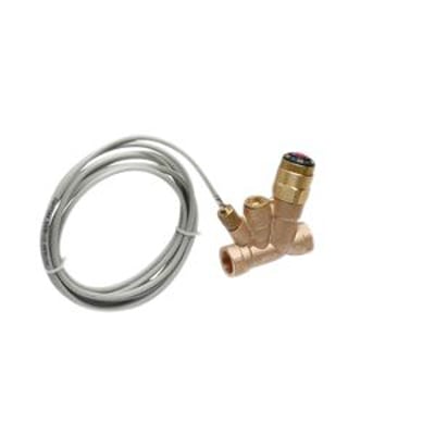 Danfoss ESMB-12 med holder, en messingventil med tilslutningsrør og en lang grå kabel, isoleret på hvid baggrund.