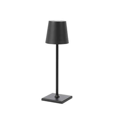 Opladelig LED mini bordlampe i sort, med en firkantet base og kegleformet skærm, isoleret på hvid baggrund.