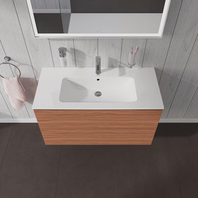 Duravit L-Cube vaskeskab i valnød natur med integreret hvid porcelænsvask monteret på en træbeklædt væg.