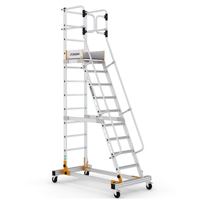 Mobil platform VISTA med 9+1 trin, en robust aluminiumsstige med store skridsikre trin og et 59 x 50 cm arbejdsplatform. Den er udstyret med selvlukkende gelændere og fire hjul for nem transport.