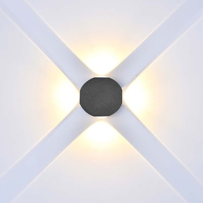 V-TAC 4W LED væglampe i brug, skaber et krydsformet lysmønster på en hvid væg med varmt hvidt skær.