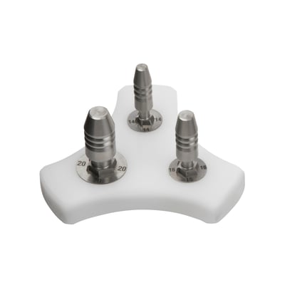 Roth kalibreringsværktøj med metalindsatser til 16 og 20 mm Alu-LaserPlus rør, monteret på hvid plastbase.