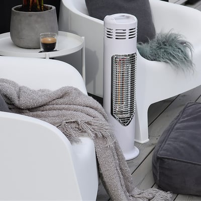 Mensa Heating IMUS 550W terrassevarmer i hvid, omgivet af hvide loungesæt og grå pyntepuder på en træterrasse.