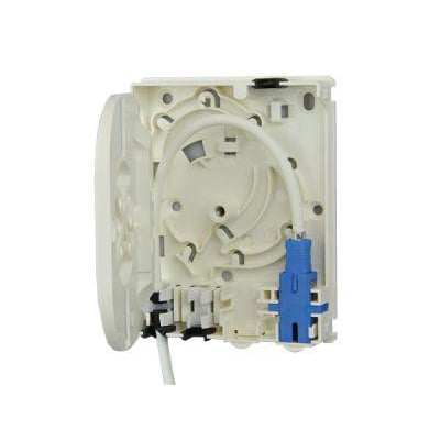 Commscope HFTP vægboks i hvid, med åbent låg og internt arrangement af fiberkabler og en blå SC simplex adapter.