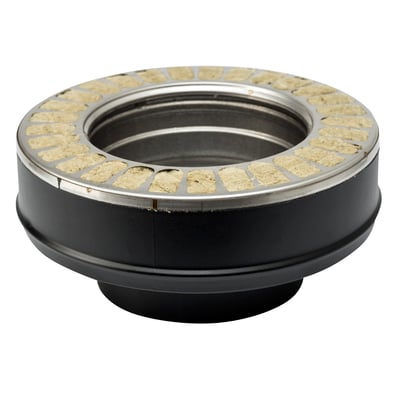 Metalbestos Wood kobling i sort stål med 130 mm diameter, isoleret med cremefarvet materiale og vist på hvid baggrund.