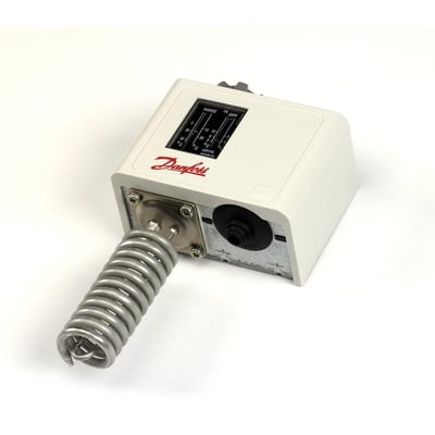 Tættere vinkel på Danfoss KP76 termostaten, der viser skriften 'KP76 MADE IN POLAND' og CE-mærket på kabinettet.