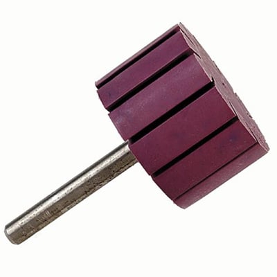 Detaljeret visning af lilla slibebåndshoved med ekspanderende gummifaner, 6mm skaft og 45mm diameter.