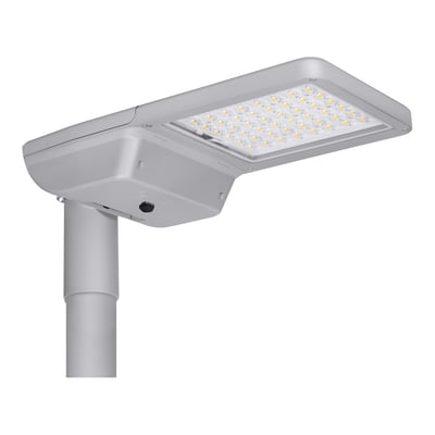 Ledvance Streetlight Flex M vejbelysning i hvid, monteret på en lodret mast og set skråt forfra med LED-feltet synligt.