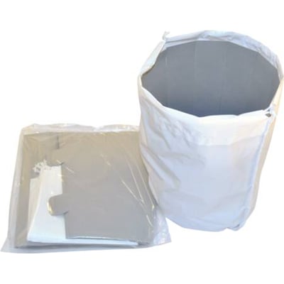 Nilfisk støvsugerposer, en enkelt pose åben, og en anden pakke med poser i klar plast emballage på hvid baggrund.